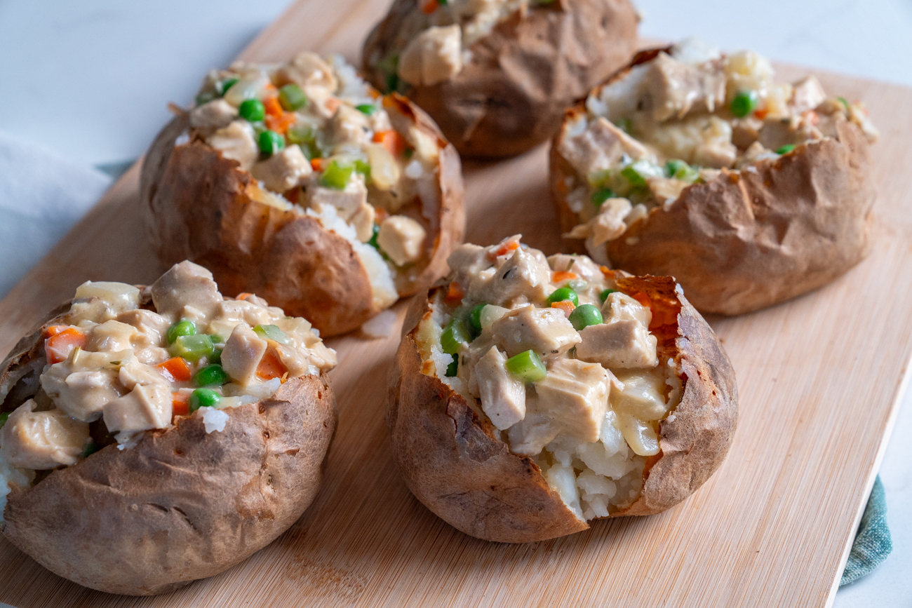 Recette de pommes de terre au four garnies de poulet et légumes recette simple