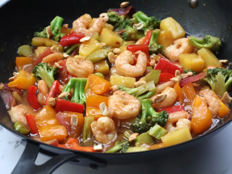 Sauté de Crevettes à l'Ananas : Un Plat Coloré et Savoureux